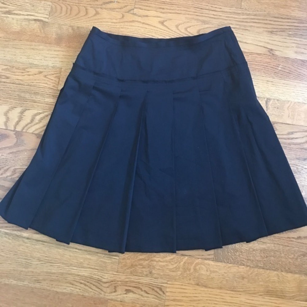 BCBGmaxazria black Pleated side zip skirt size‎ 6